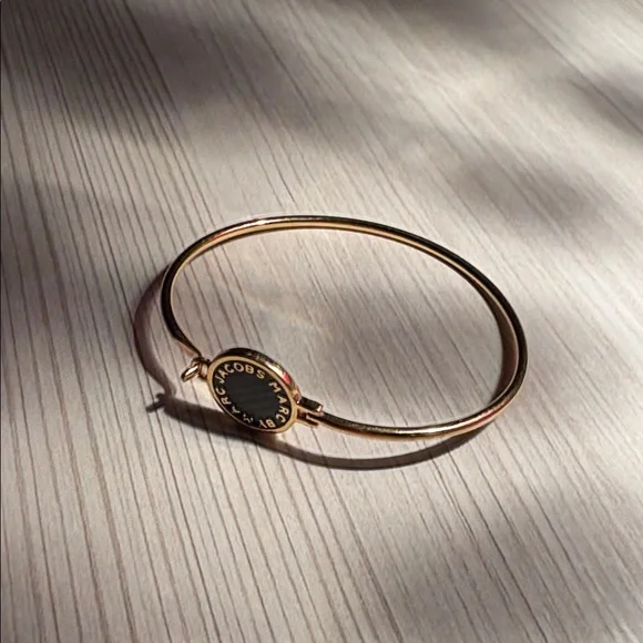 Marc Jacobs Gold/Black Enamel Hinge clip bracelet like new - Picture 8 of 10